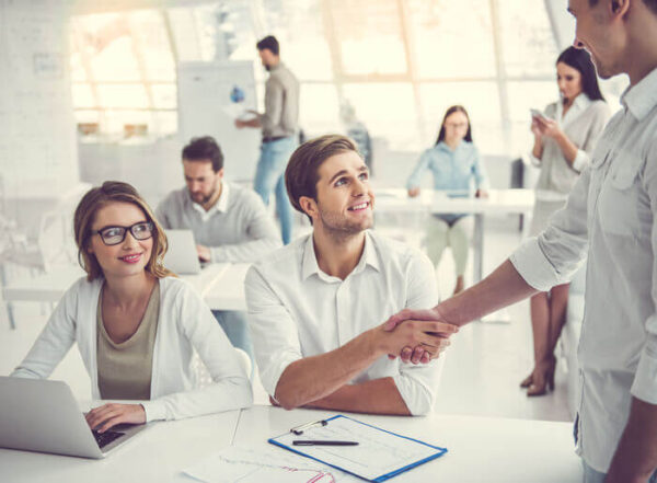「会社の一番偉い人」を英語で?「立場が上の人」や上司部下など例文解説