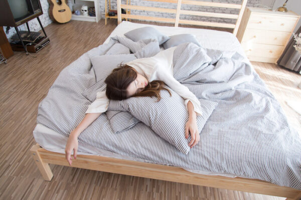 「眠い」の英語表現10選!sleepyとdrowsyの違いからスラングまで例文解説
