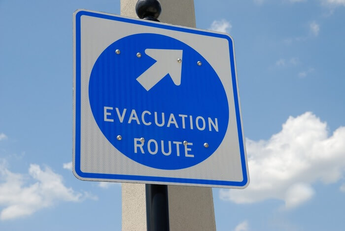 evacuate 意味